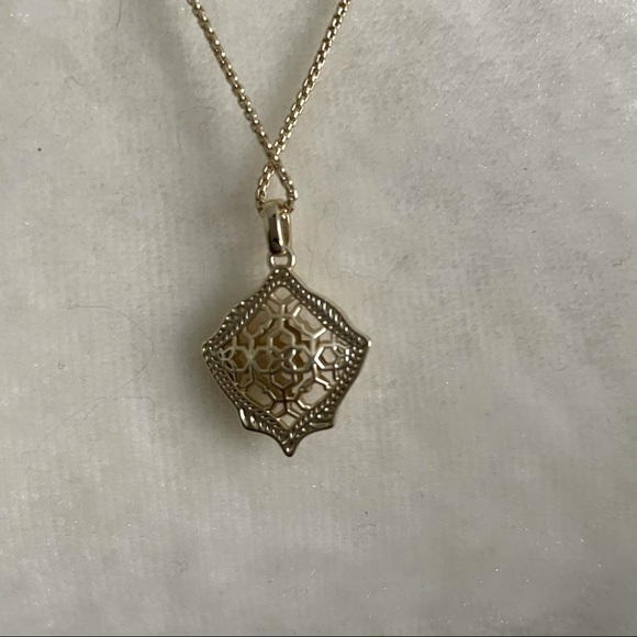KENDRA SCOTT Rose Gold Filigree coin necklace - Picture 3 of 6